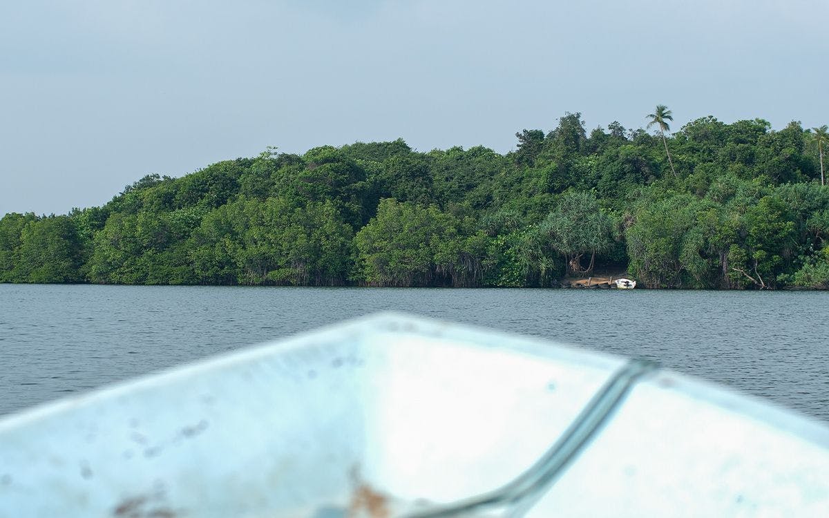 Island hopping on Koggala Lake