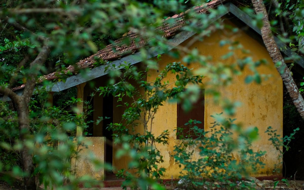 Island hopping on Koggala Lake