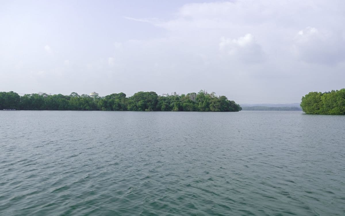 Island hopping on Koggala Lake